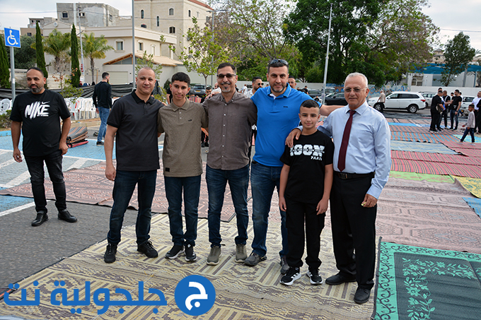 اهالي جلجولية يؤدون صلاة عيد الاضحى في ساحة مسجد الروضة في جلجولية 